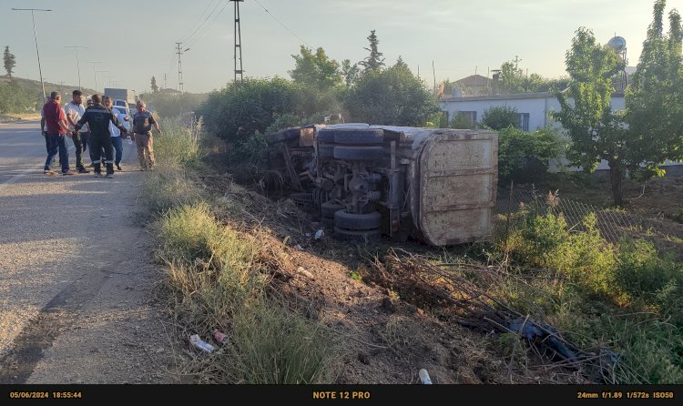 Şarampole devrilen kamyon'da maddi hasar meydana geldi