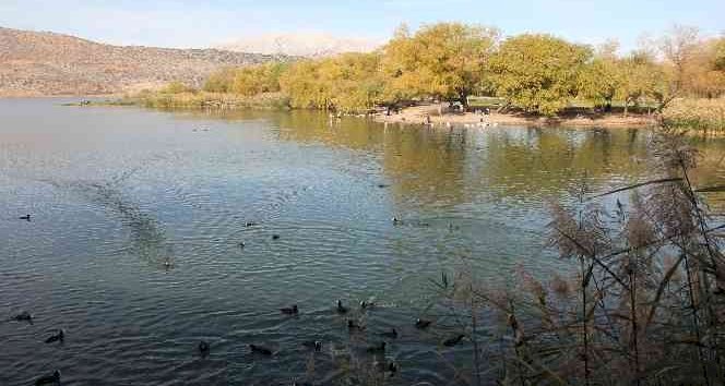 Gölbaşı Gölleri Tabiat Parkı sonbaharda ayrı güzel