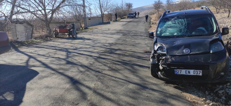 Motosiklet ile hafif ticari araç çarpıştı: 3 yaralı