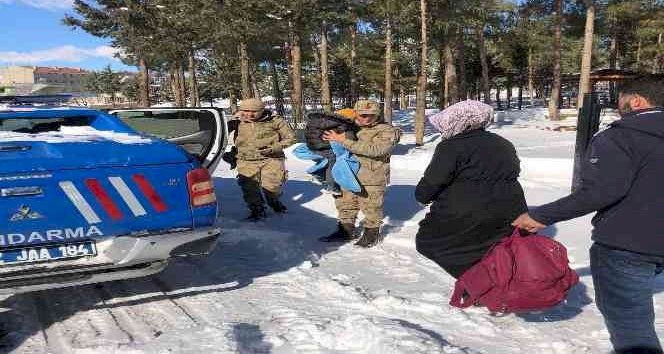 Hasta çocuğun yardımına jandarma yetişti