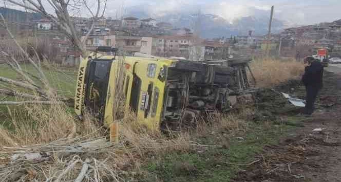 Gölbaşı'nda hurda yüklü tır devrildi