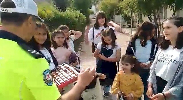 Bölge trafik polis ekipleri çocukların bayramını kutladı