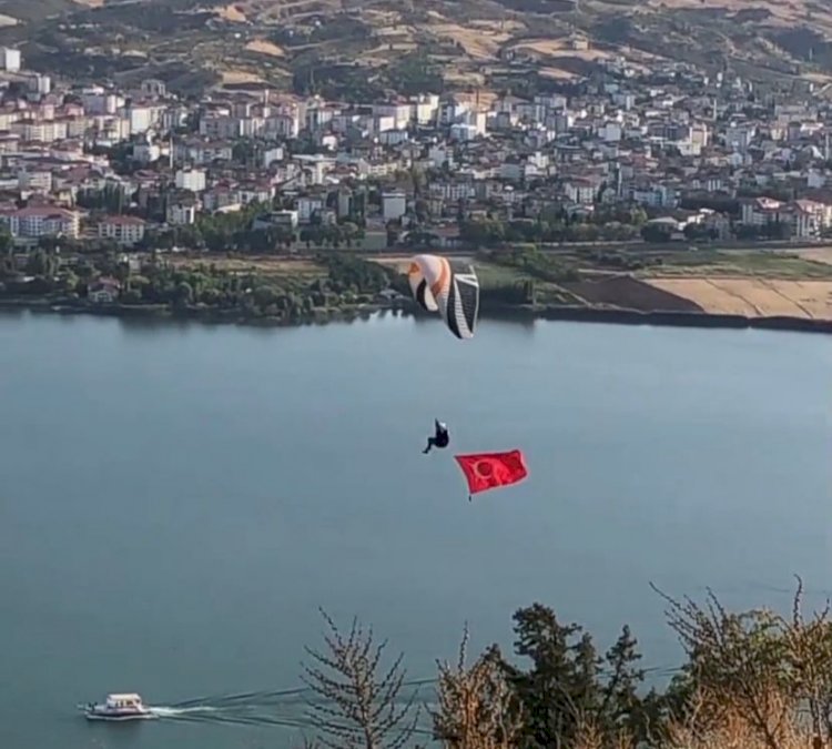 Jandarmanın  kanatları gökyüzünde