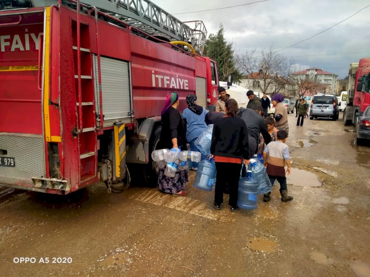 Gölbaşı Belediyesi temizlik için su dağıtıyor