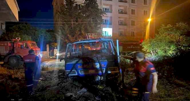 Park halindeki minibüs alev alev yandı