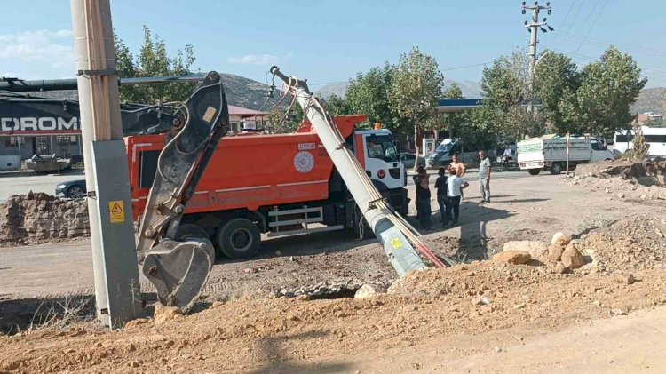 Elektrik direği kamyonun üzerine devrildi