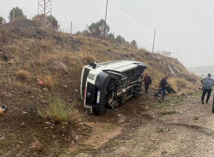 Minibüs şarampole devrildi: 2 yaralı