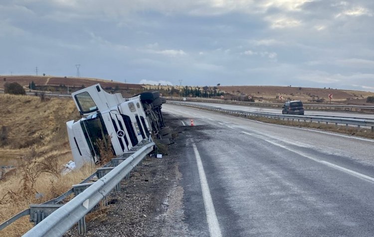 Tır kayganlaşan yolda devrildi